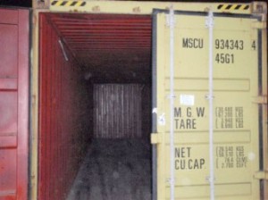 Tom, åben container m. synligt containernummer